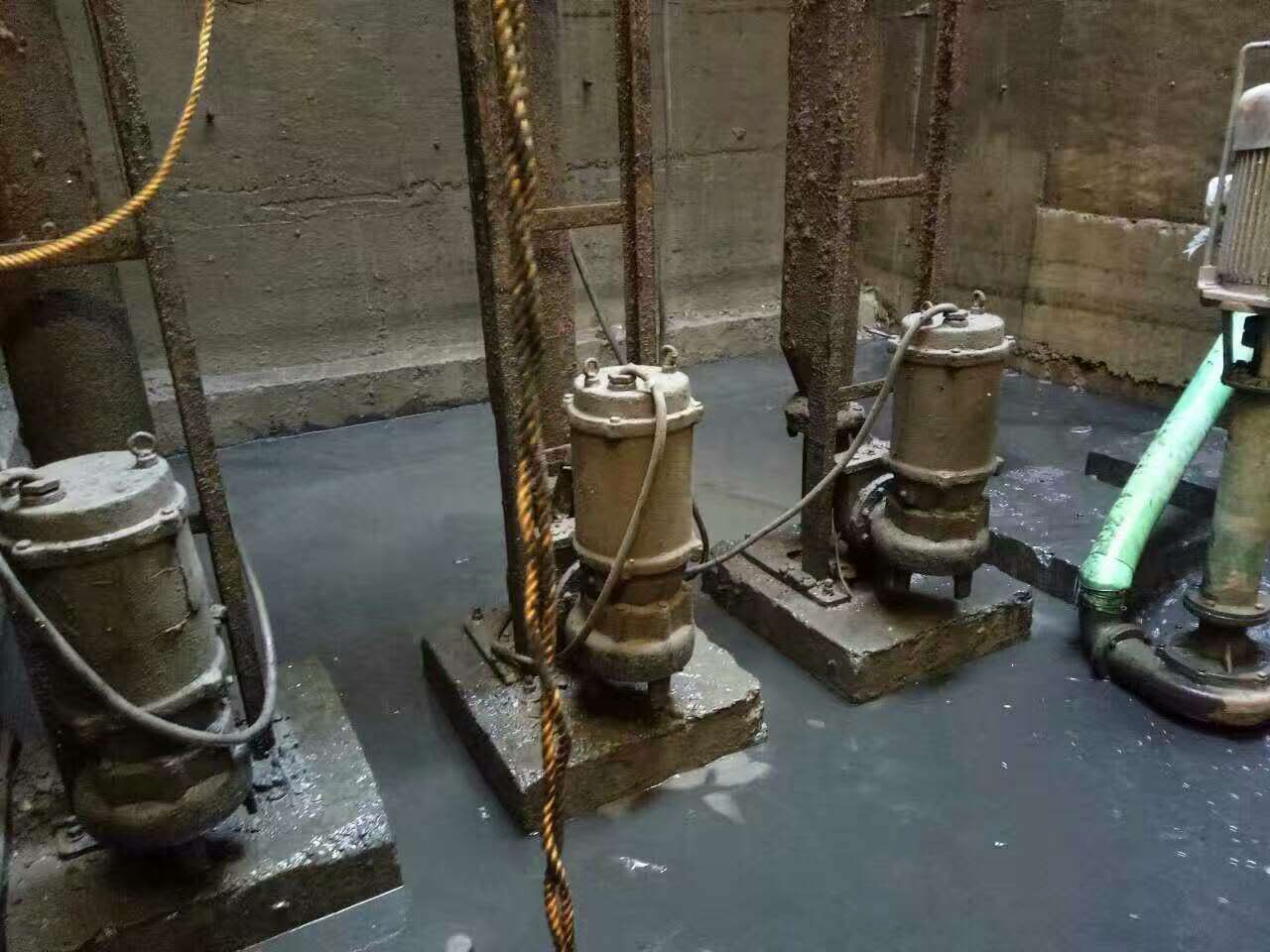 洪湖污水池清理