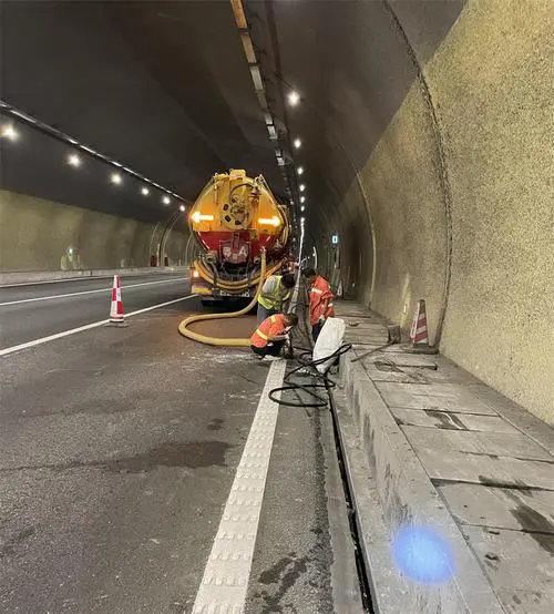 洪湖隧道排水渠清淤